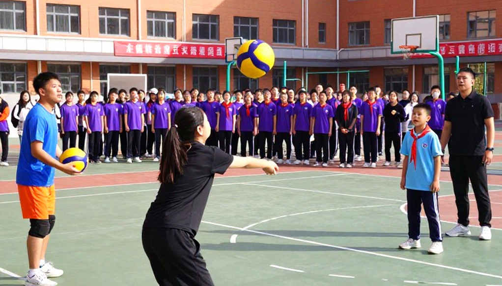 Việt Anh và lỗ hổng không chiến: Khi hàng thủ Việt Nam chỉ còn một người cao hơn 1m80