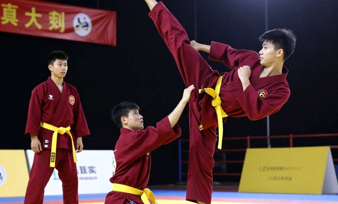 Raoni Barcelos nhập viện sau TKO hiệp 5: lồng sắt UFC và giới hạn của tuổi 39