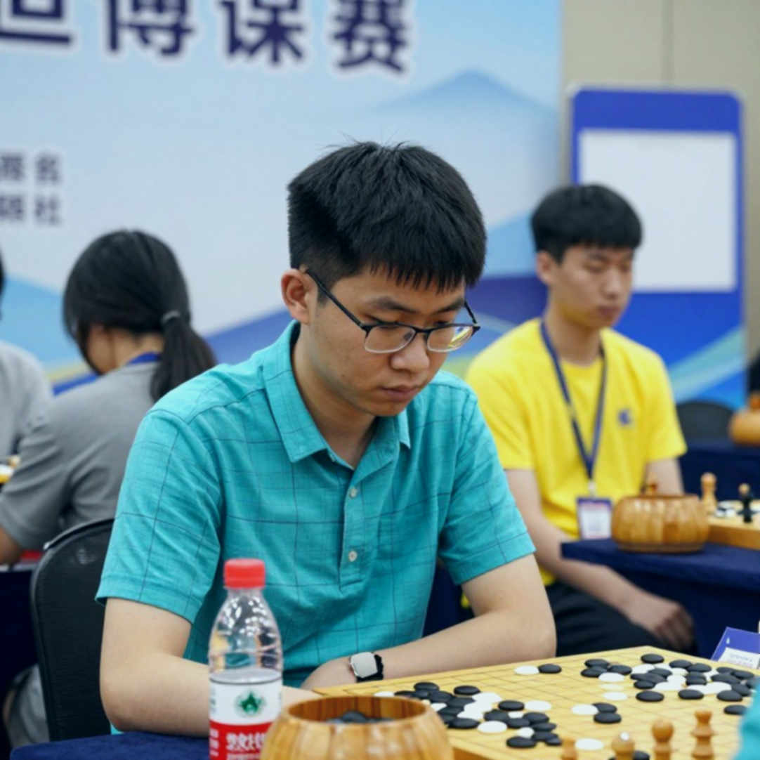 Gambit trung tâm trong Ván Ý: Lời hứa của một chuyên mục khai cuộc và bài kiểm tra dữ liệu