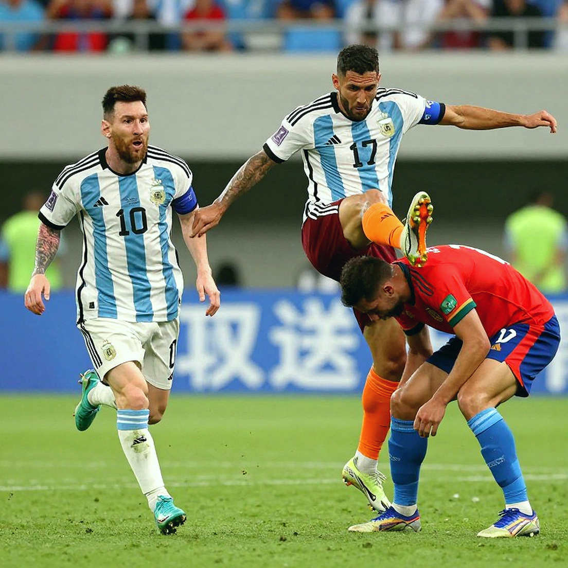 Phút 68 ở derby Hà Nội: Khi VAR nâng thẻ, sự việc đã rời khỏi tầm kiểm soát của một cầu thủ