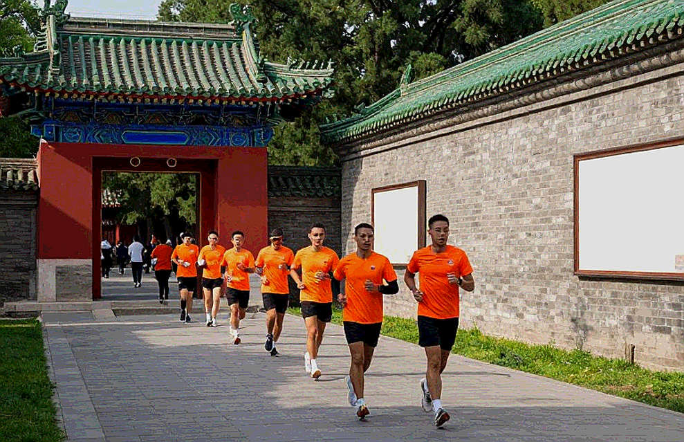 Hộ chiếu, quốc tịch và bản hợp đồng: Khi giấy tờ định giá một cầu thủ